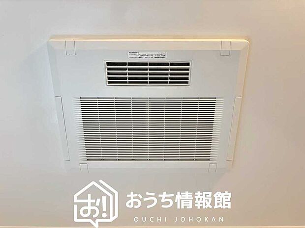 【浴室換気乾燥暖房機】寒い冬場はあたたかく、暑い夏場は扇風機のような心地よさです。
雨の日は、浴室が衣類乾燥スペースになります。