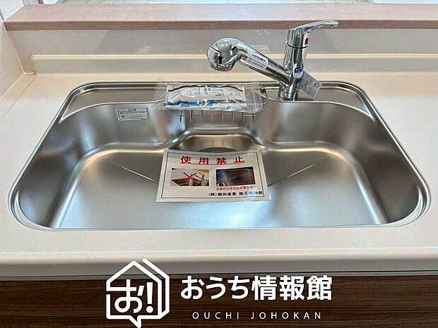 【浄水器内臓ハンドシャワー付シンク】広々とした凸型シンクに洗剤ポケットを標準装備。すっきり収納できます。
また、蛇口の先端に浄水器を内蔵しているため場所をとりません。