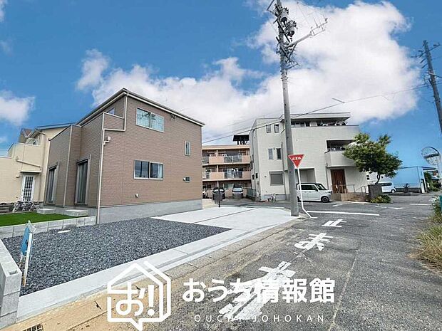 【現地写真（前道含む外観）】軽くて火災に強い屋根材を採用し、地震時の建物への負担や揺れを軽減しています。