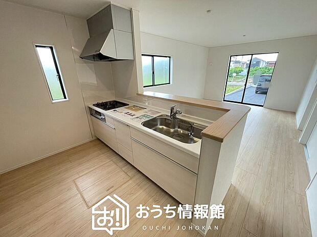 【現地写真（キッチン）】収納たっぷりのシステムキッチン、浄水器付水栓を標準装備しています。