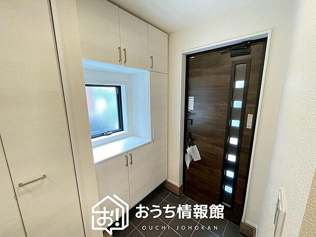 【現地写真（玄関）】玄関には、大型のシューズ収納を設置しています。