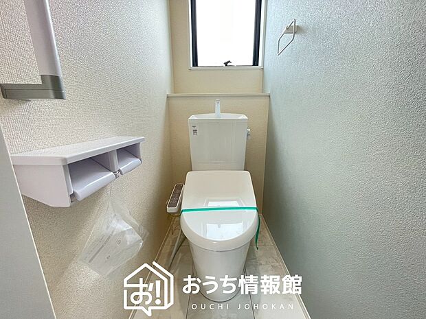 【トイレ】汚れてもサッとひと拭きでお手入れ簡単、エコ仕様の温水洗浄便座付きのトイレです。
バリアフリーにも配慮しています。