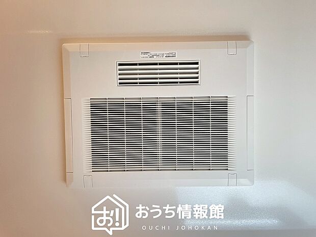 【電気式浴室暖房換気乾燥機】寒い冬場はあたたかく、暑い夏場は扇風機のような心地よさです。
雨の日は、浴室が衣類乾燥スペースになります。