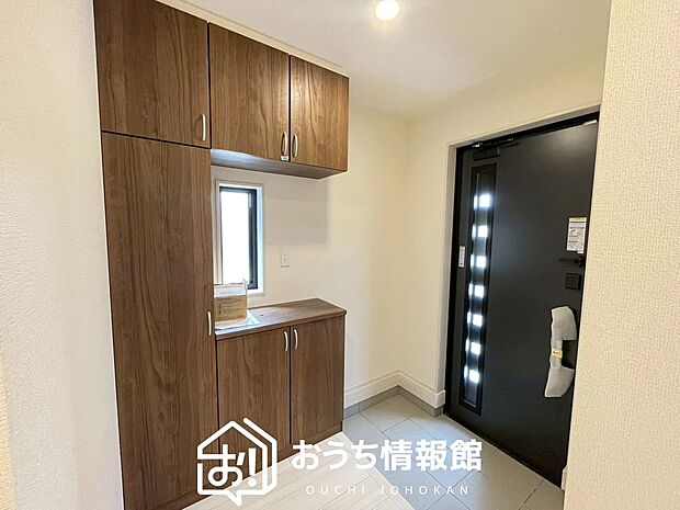 【現地写真（玄関）】玄関には、大型のシューズ収納を設置しています。