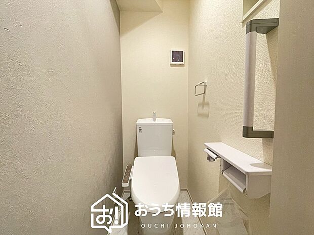 【トイレ】汚れてもサッとひと拭きでお手入れ簡単、エコ仕様の温水洗浄便座付きのトイレです。
バリアフリーにも配慮しています。