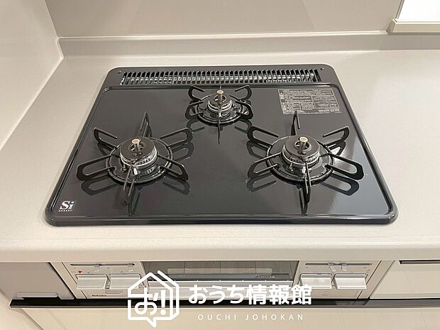 【ビルトインコンロ】フラットな構造で清掃性が高く、過熱防止センサー付３口タイプで日頃の家事も快適です。