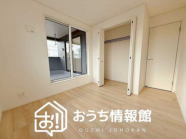 【現地写真（寝室）】木目の美しさを際立たせるシンプルデザインの建具を使用しています。