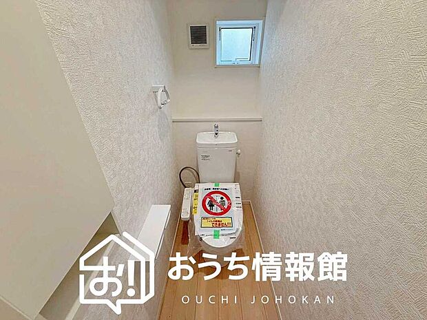 【トイレ】汚れてもサッとひと拭きでお手入れ簡単、エコ仕様の温水洗浄便座付きのトイレです。
バリアフリーにも配慮しています。