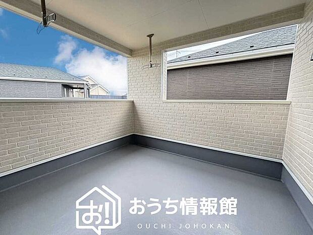 【バルコニー】奥行きが広く、洗濯物をゆったりと干せる十分な広さで、家族の洗濯も捗ります。