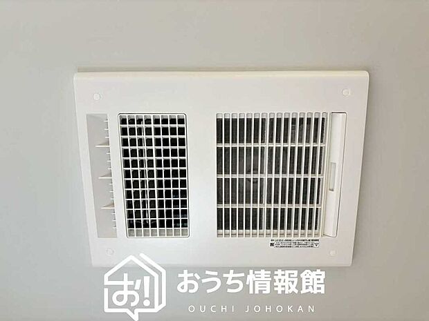 【浴室暖房換気乾燥機】サイドブロー機能で、乾燥効率アップです。
サイドに吹き出しを搭載することにより浴室内を端まで循環する気流ができ、さらに省エネ性能がアップします。