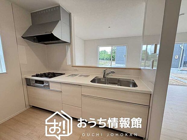 【現地写真（キッチン）】収納たっぷりのシステムキッチン、浄水器付水栓を標準装備しています。