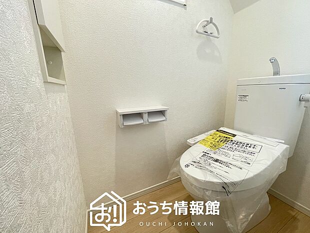 【トイレ】汚れてもサッとひと拭きでお手入れ簡単、エコ仕様の温水洗浄便座付きのトイレです。
バリアフリーにも配慮しています。