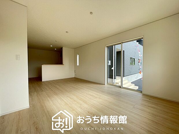 【現地写真（リビング）】フローリング材には、木目、色調など木材特有の風合いがあり、ナチュラルな美しさになっています。