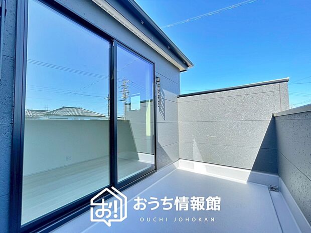【バルコニー】奥行きが広く、洗濯物をゆったりと干せる十分な広さで、家族の洗濯も捗ります。