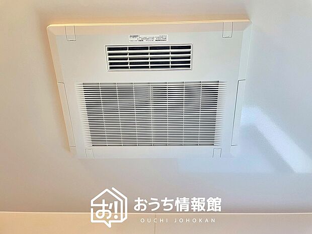 【電気式浴室暖房換気乾燥機】寒い冬場はあたたかく、暑い夏場は扇風機のような心地よさです。
雨の日は、浴室が衣類乾燥スペースになります。