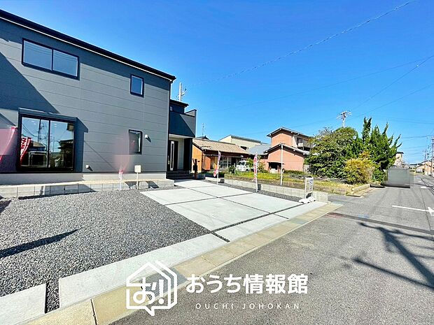 【現地写真（前道含む外観）】健康被害に配慮したもっとも安全性の高い建材を採用し、シックハウス対策をしております。
