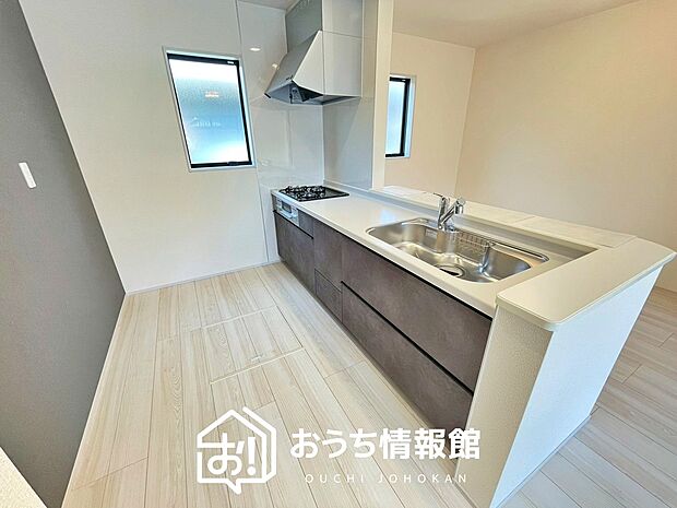 【現地写真（キッチン）】収納たっぷりのシステムキッチン、浄水器付水栓を標準装備しています。