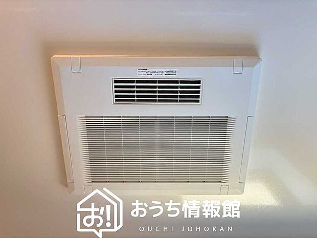 【電気式浴室暖房換気乾燥機】寒い冬場はあたたかく、暑い夏場は扇風機のような心地よさです。
雨の日は、浴室が衣類乾燥スペースになります。