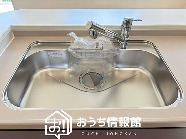 【浄水器内臓型ハンドシャワー付シンク】傷や汚れが付きにくい静音仕様の全面エンボス加工シンク。
また、蛇口の先端に浄水器を内蔵。浄水シャワーが使える毎分4リットルのたっぷり浄水。