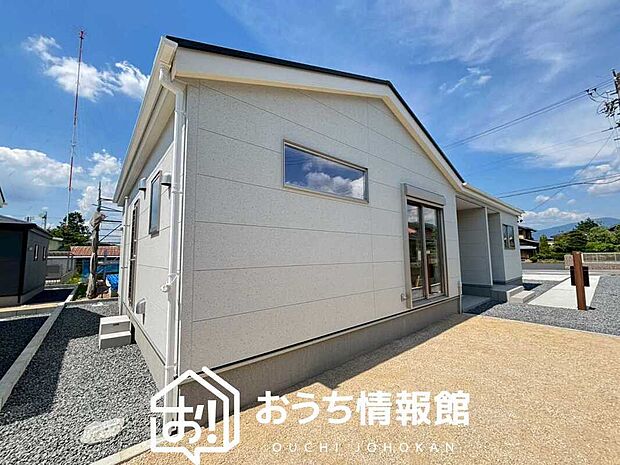 【現地写真（外観）【４号地】】軽くて火災に強い屋根材を採用し、地震時の建物への負担や揺れを軽減しています。