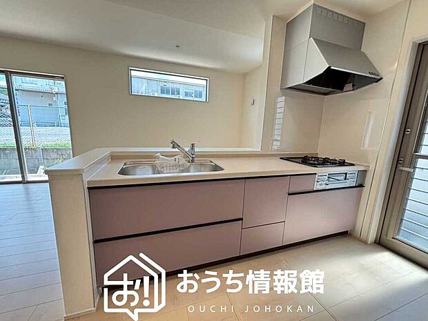 【現地写真（キッチン）】収納たっぷりのシステムキッチン、浄水器付水栓を標準装備しています。