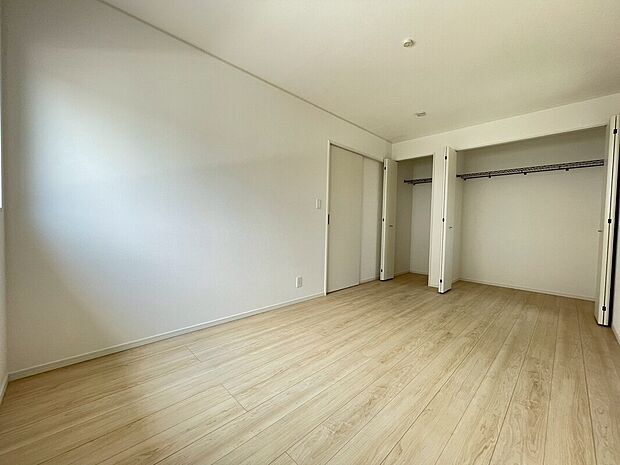 【現地写真(寝室)】木目の美しさを際立たせるシンプルデザインの建具を使用しています。