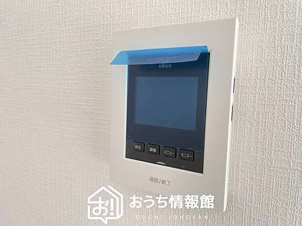 【TVモニター付インターホン】手放し通話ができ、送話表示灯で送話・受話状態が確認できます。
映像と音声で玄関先の様子をチェックできるモニター機能や、夜間の訪問者の顔も確認できるLEDライトを装備しています。