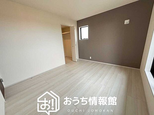 【現地写真（寝室）】木目の美しさを際立たせるシンプルデザインの建具を使用しています。