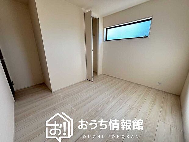 【現地写真（洋室）】木目の美しさを際立たせるシンプルデザインの建具を使用しています。