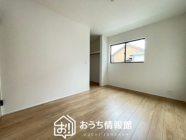 【現地写真（洋室）】木目の美しさを際立たせるシンプルデザインの建具を使用しています。