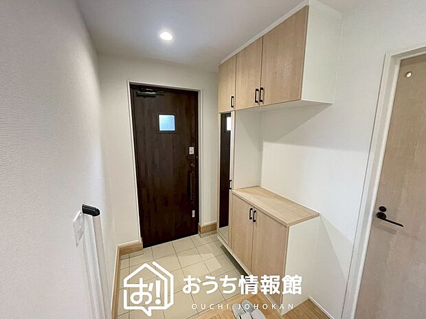 【現地写真（玄関）】玄関には、大型のシューズ収納を設置しています。