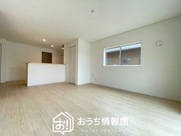 【現地写真（リビング）】フローリング材には、木目、色調など木材特有の風合いがあり、ナチュラルな美しさになっています。