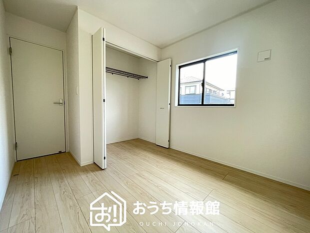 【現地写真（洋室）】木目の美しさを際立たせるシンプルデザインの建具を使用しています。