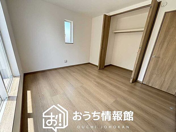 【現地写真（寝室）】木目の美しさを際立たせるシンプルデザインの建具を使用しています。