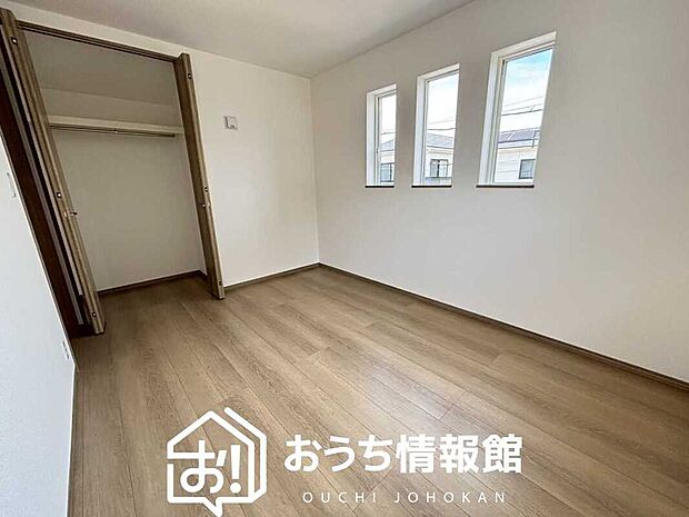 【現地写真（洋室）】木目の美しさを際立たせるシンプルデザインの建具を使用しています。