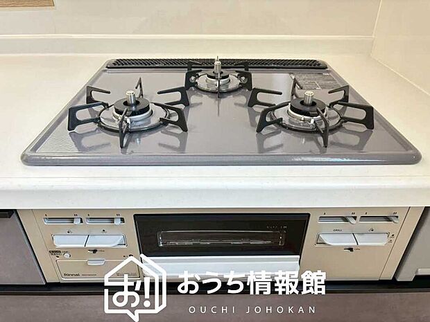 【ビルトインコンロ】フラットな構造で清掃性が高く、過熱防止センサー付３口タイプで日頃の家事も快適です。