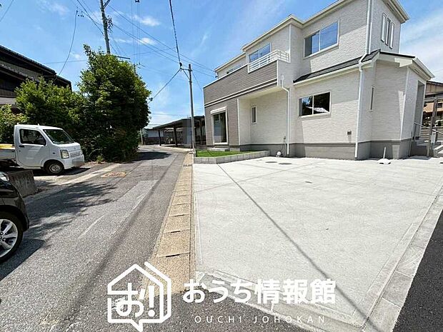 【現地写真（前道含む外観）】健康被害に配慮したもっとも安全性の高い建材を採用し、シックハウス対策をしております。