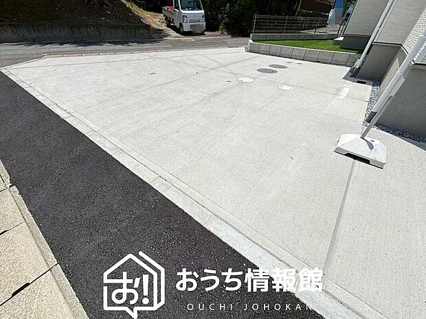 【現地写真（駐車場）】駐車スペースが広く、運転が苦手な方も安心です。