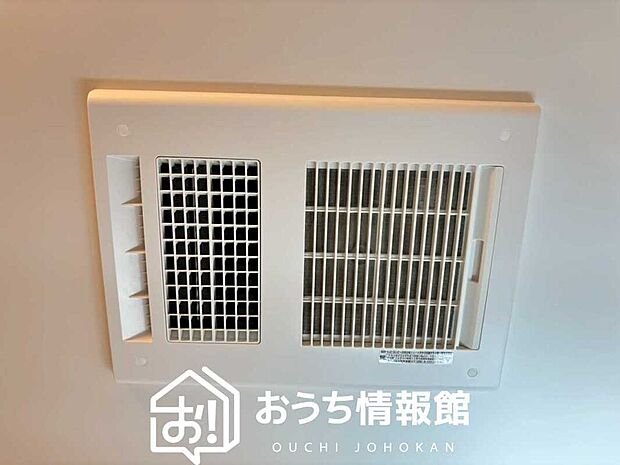 【浴室暖房換気乾燥機】入浴後の水滴や湿気を排出し、カビの発生や臭いを抑制します。
雨の日の洗濯物にも効果的です。