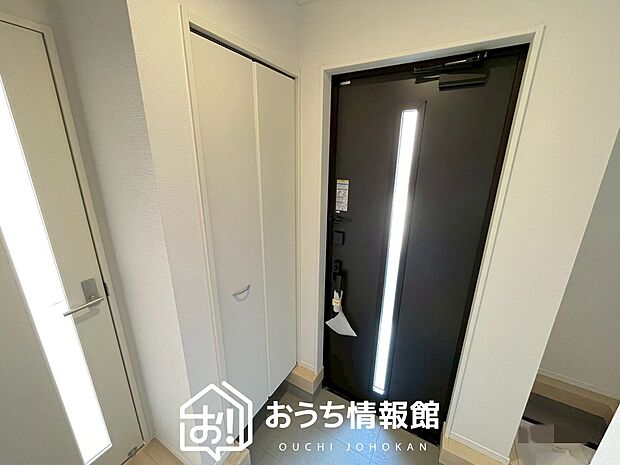 【現地写真(玄関)】玄関には、大型のシューズ収納を設置しています。