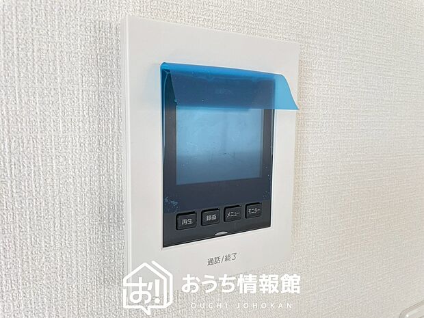 【TVモニター付インターホン】手放し通話ができ、送話表示灯で送話・受話状態が確認できます。
映像と音声で玄関先の様子をチェックできるモニター機能や、夜間の訪問者の顔も確認できるLEDライトを装備しています。