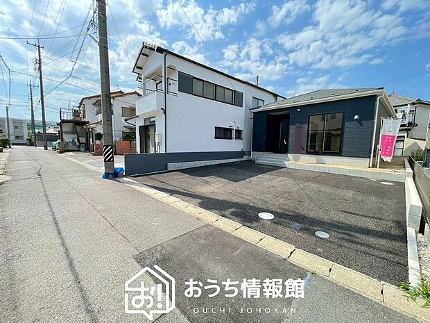 【現地写真(前道含む外観)】軽くて火災に強い屋根材を採用し、地震時の建物への負担や揺れを軽減しています。