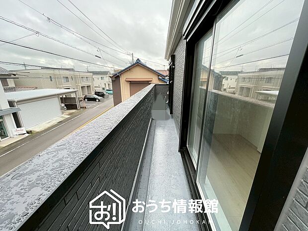 【バルコニー】奥行きが広く、洗濯物をゆったりと干せる十分な広さで、家族の洗濯も捗ります。