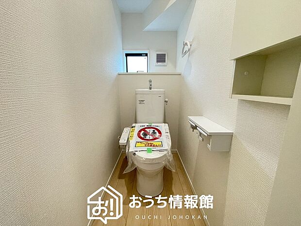 【トイレ】汚れてもサッとひと拭きでお手入れ簡単、エコ仕様の温水洗浄便座付きのトイレです。
バリアフリーにも配慮しています。