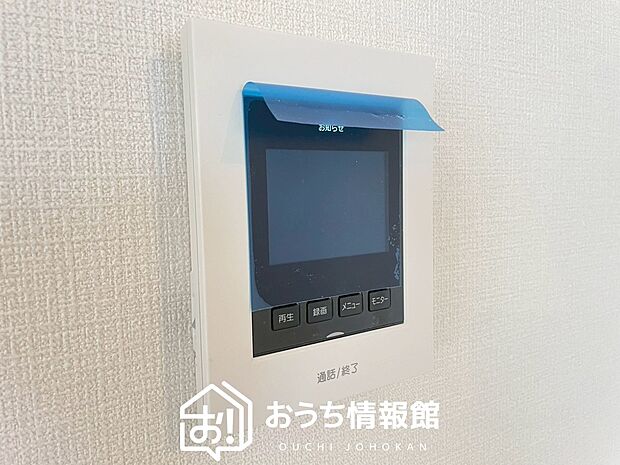 【TVモニター付インターホン】手放し通話ができ、送話表示灯で送話・受話状態が確認できます。
映像と音声で玄関先の様子をチェックできるモニター機能や、夜間の訪問者の顔も確認できるLEDライトを装備しています。
