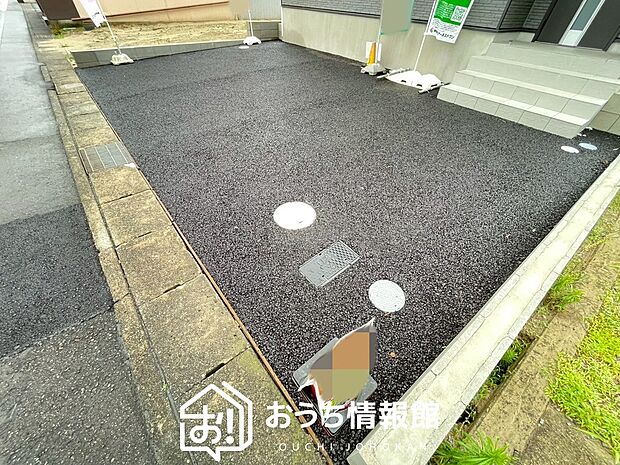 【現地写真(駐車場)】駐車スペースが広く、運転が苦手な方も安心です。