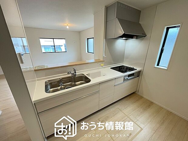 【現地写真(キッチン)】収納たっぷりのシステムキッチン、浄水器付水栓を標準装備しています。