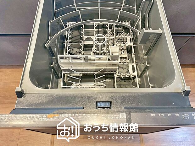 【食器洗い乾燥機】食後の時間にゆとりを与えてくれる食器洗い乾燥機。
操作ボタンも上面にあるので、腰をかがめずに操作ができラクラクです。