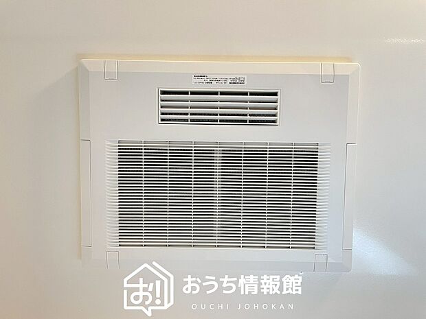 【浴室暖房換気乾燥機】寒い冬場はあたたかく、暑い夏場は扇風機のような心地よさです。
雨の日は、浴室が衣類乾燥スペースになります。