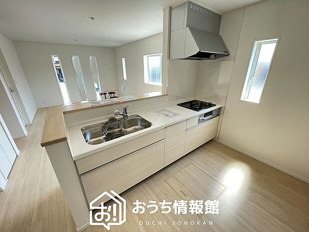 【現地写真(キッチン)】収納たっぷりのシステムキッチン、浄水器付水栓を標準装備しています。